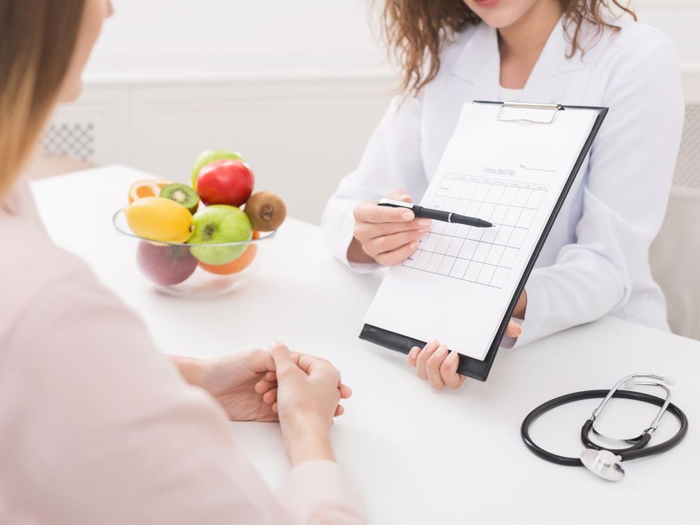 Nutricionista presentando un plan de alimentación personalizado